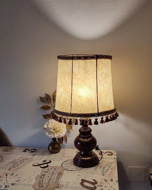 Veioza masiva , vintage , picior din lemn-vintage