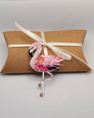 brosa flamingo, brosa margele, brosa colorata, accesorii femei, bijuterii cadou