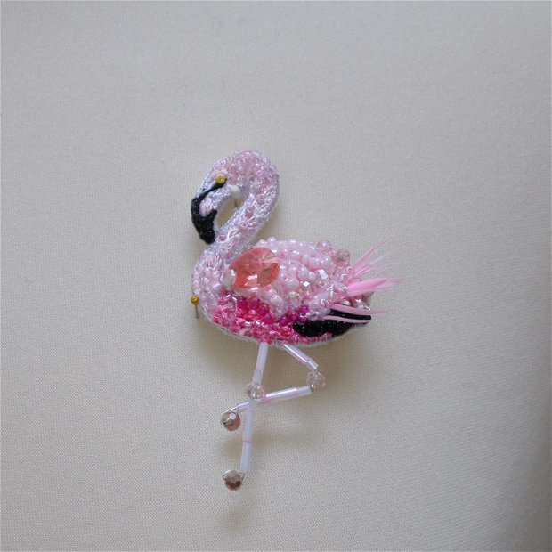 brosa flamingo, brosa margele, brosa colorata, accesorii femei, bijuterii cadou