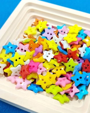 30 x Nasturi din plastic. Nasturi stelute
