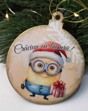 Decoratiune din lemn, in forma de glob, personalizata cu minion pentru pomul de Craciun