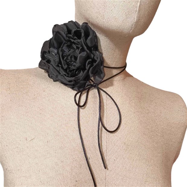 Colier choker cu floare textila neagra pe snur multistrat