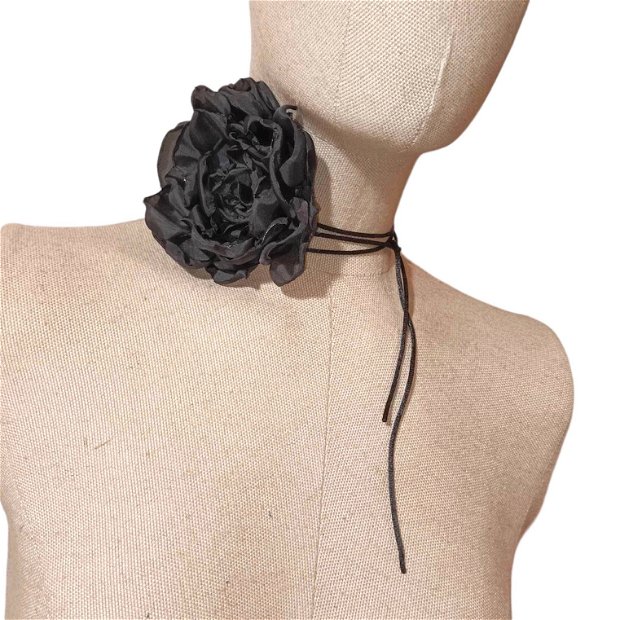 Colier choker cu floare textila neagra pe snur multistrat