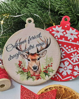 Decoratiune din lemn, in forma de glob, cu mesaj de Craciun pentru nasi