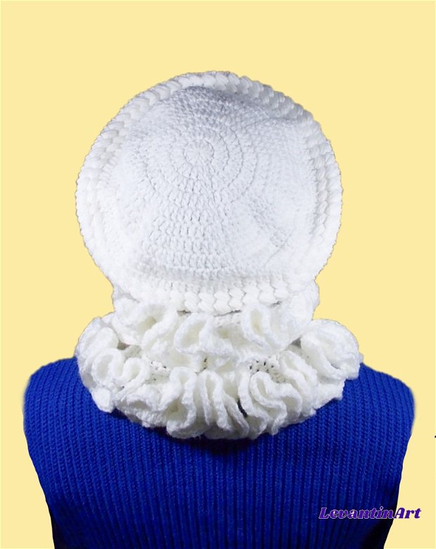Set bereta si fular, alb cu trandafiri 3D fuchsia. Set iarna pentru femei handmade. Caciula dama si esarfa cu flori
