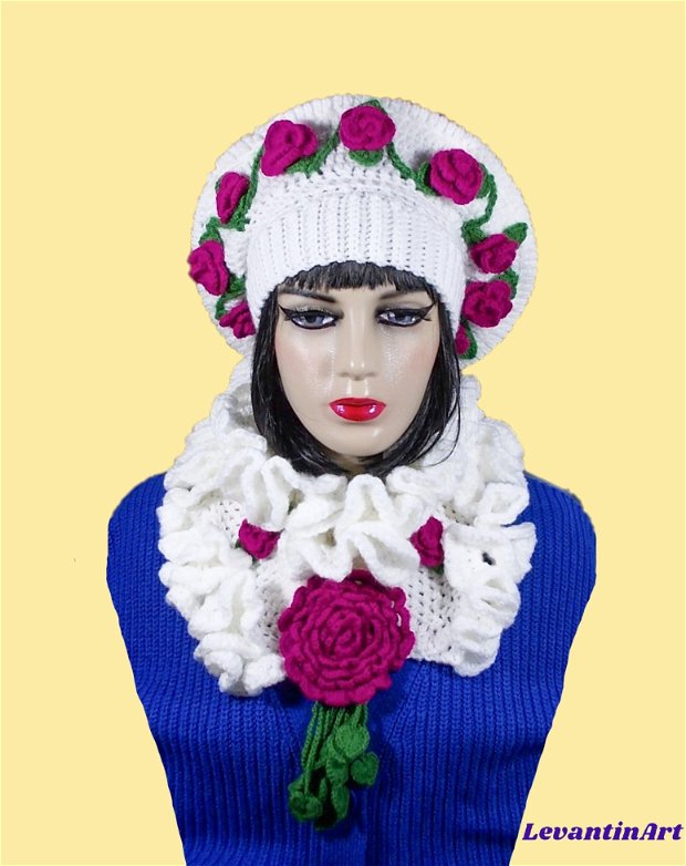 Set bereta si fular, alb cu trandafiri 3D fuchsia. Set iarna pentru femei handmade. Caciula dama si esarfa cu flori