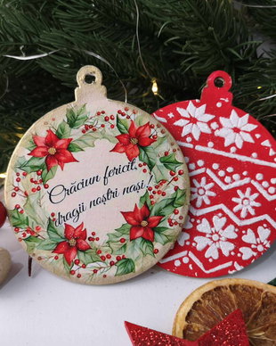 Decoratiune din lemn, in forma de glob, cu mesaj de Craciun pentru nasi