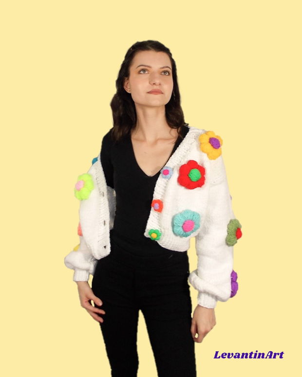 Cardigan scurt tricotat cu flori 3D mari, multicolore. Cardigan crop ballon. Cardigan cu nasturi lucrat manual. Jacheta bomber. Pulover oversized descheiat. LA COMANDA