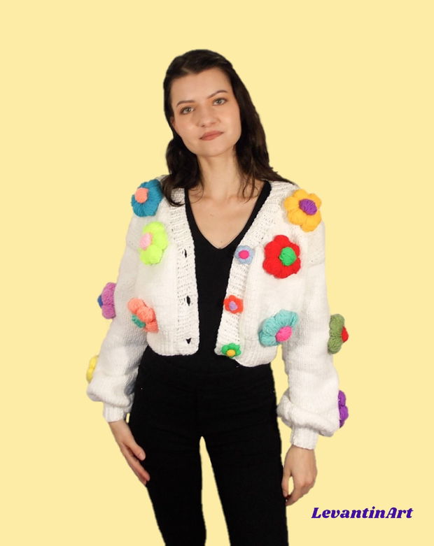 Cardigan scurt tricotat cu flori 3D mari, multicolore. Cardigan crop ballon. Cardigan cu nasturi lucrat manual. Jacheta bomber. Pulover oversized descheiat. LA COMANDA