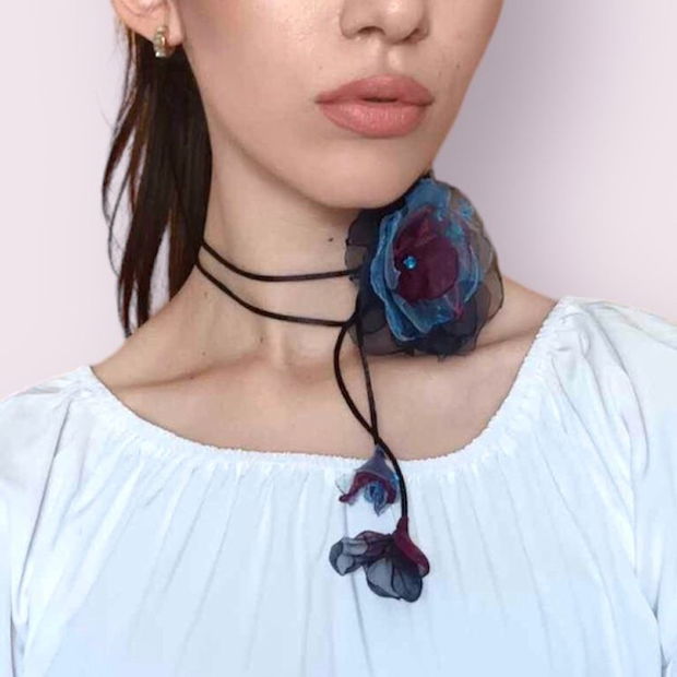 Colier tip choker pe snur cu floare textila, Colier multistrat cu floare albastra din organza