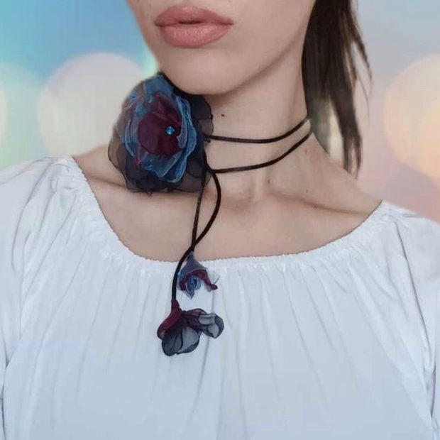 Colier tip choker pe snur cu floare textila, Colier multistrat cu floare albastra din organza