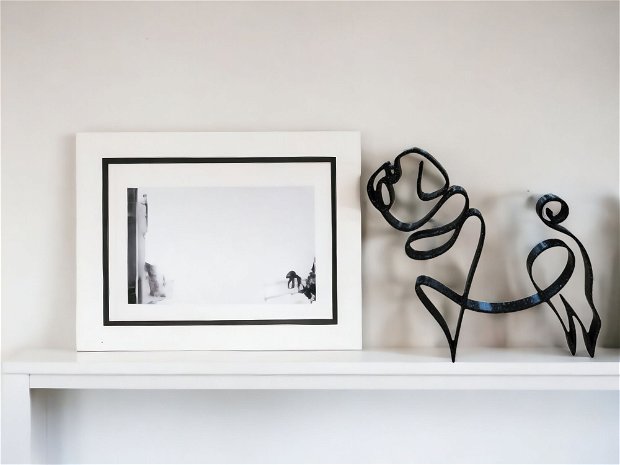 Decoratiune minimalista in forma de catel Pug, accesoriu de design interior cu tematica single line, negru glitter, pentru birou, raft, masa sau perete