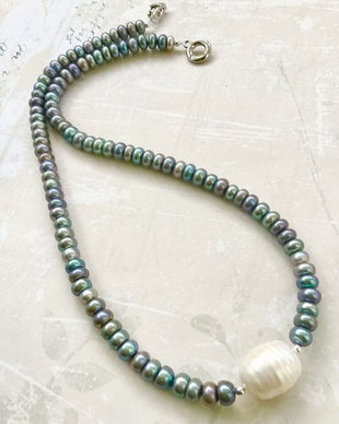 Colier CHOKER perle de cultura gri petrol & perla Baroc alba