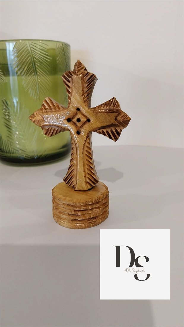 Cruce de birou, sculptată manual