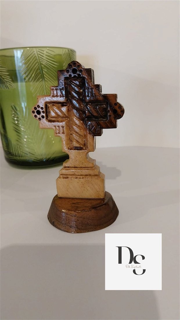 Cruce de birou, sculptată manual