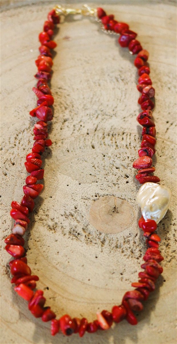 Colier handmade din cipsuri de coral si o perla de cultura baroc