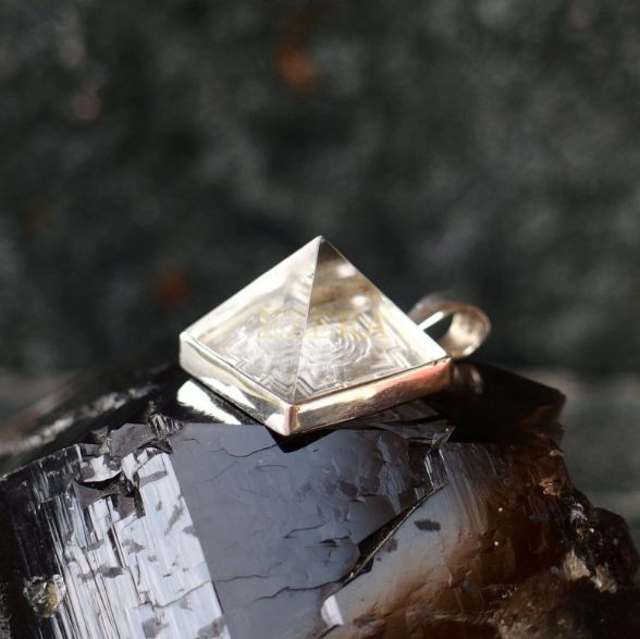 Pandantiv Piramida Din Cristal Meru Cu Simbol Sri Yantra, Sculptata Manual, Din Argint