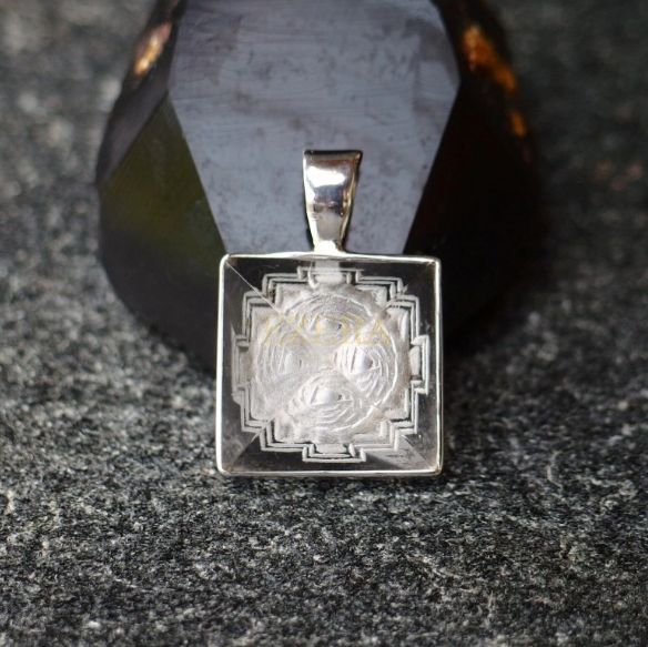 Pandantiv Piramida Din Cristal Meru Cu Simbol Sri Yantra, Sculptata Manual, Din Argint