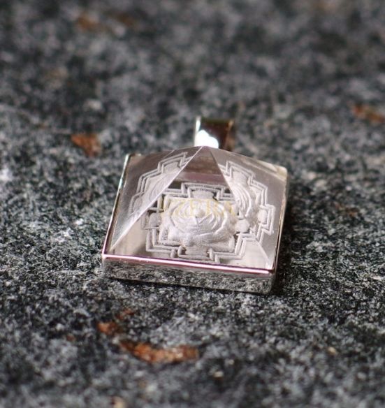 Pandantiv Piramida Din Cristal Meru Cu Simbol Sri Yantra, Sculptata Manual, Din Argint