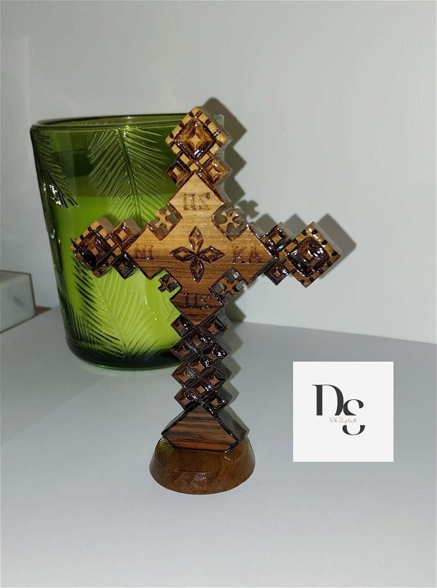 Cruce tradițională, sculptată manual, pentru birou