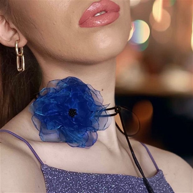 Colier choker cu floare organza, Choker floral pe snur floare albastra