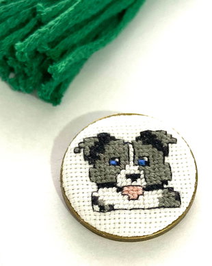 Brosa  cu broderie manuala