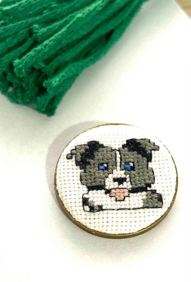 Brosa cu broderie manuala