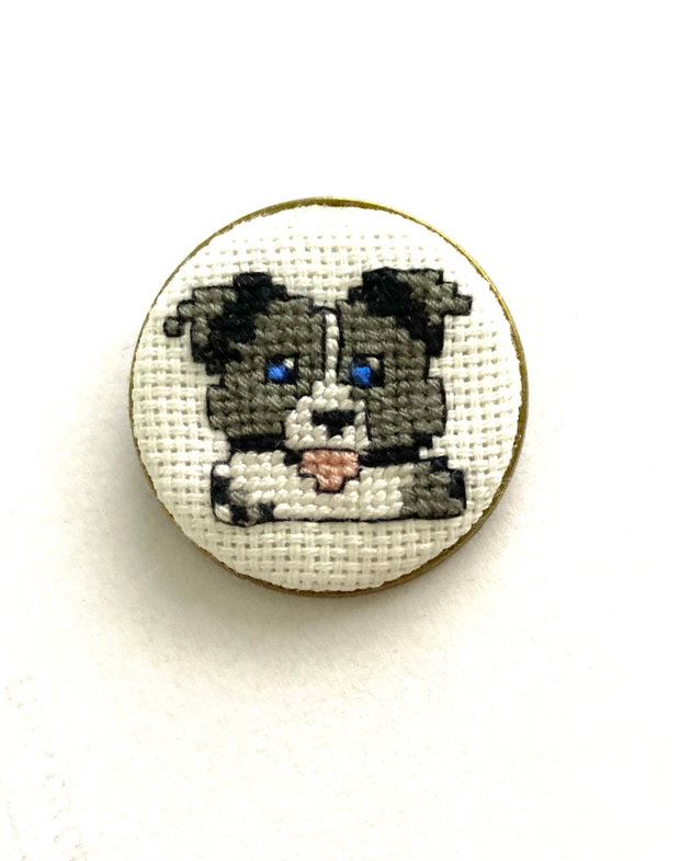 Brosa cu broderie manuala
