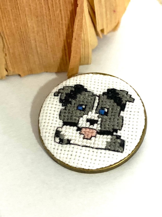 Brosa cu broderie manuala