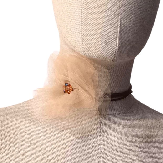 Floare din tulle pe snur, Colier tip choker legat, Accesoriu stil boho pentru femei