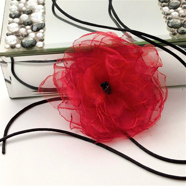 Floare rosie organza pe snur, Colier tip choker cu floare handmade, Accesoriu floral feminin stil boho
