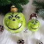 Glob Grinch cu pene, ornament Grinch cu pene, ornament Craciun Grinch, glob verde Grinch, decoratiune Grinch