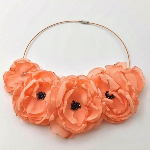 Colier floral stil boho, Flori realizate manual din voal fin, Culori portocaliu piersica, galben si roz fucsia