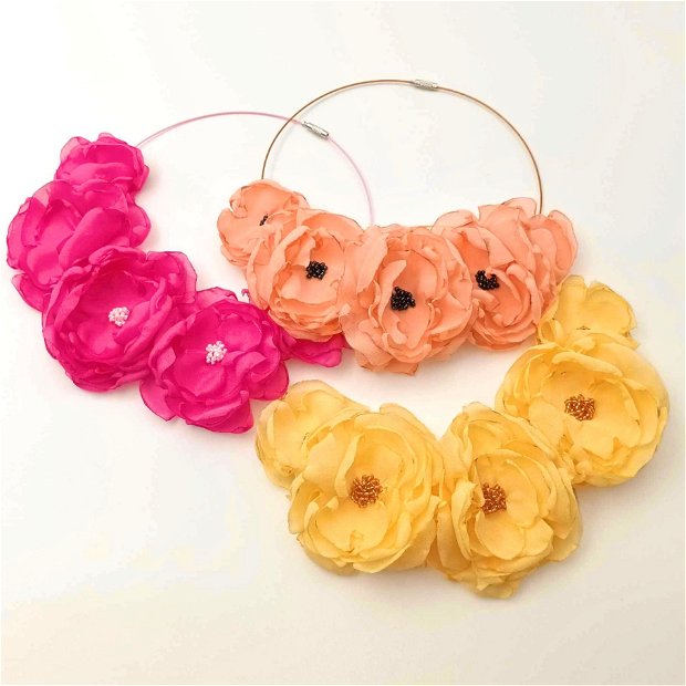 Colier floral stil boho, Flori realizate manual din voal fin, Culori portocaliu piersica, galben si roz fucsia