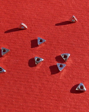 (10 bucati) Distantier triunghi din argint .925 placat cu rodiu aprox 1x2.5x2.5 mm