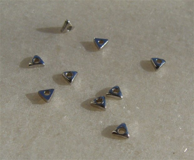(10 bucati) Distantier triunghi din argint .925 placat cu rodiu aprox 1x2.5x2.5 mm
