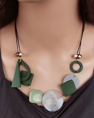 Colier margele lemn - verde