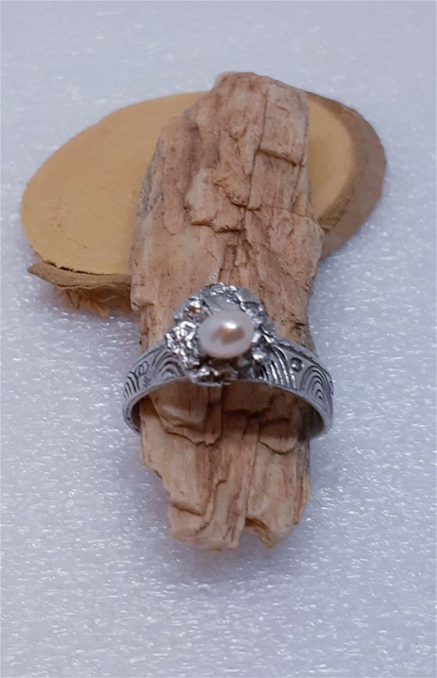 Inel unicat, din argint pur, cu texturi dantelste si perla naturala crem roz