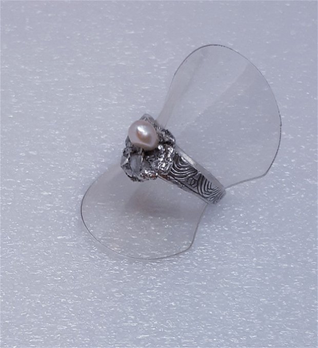Inel unicat, din argint pur, cu texturi dantelste si perla naturala crem roz