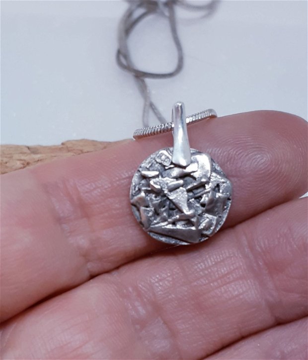 Pandantiv unicat, rotund, din argint pur, cu model geometric abstract