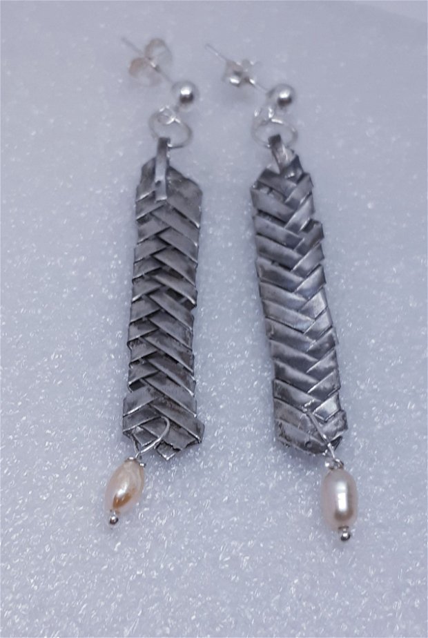 Cercei unicat, atarnatori, cu pin, din argint pur, in forma de bara impletita in 4, cu perle naturale