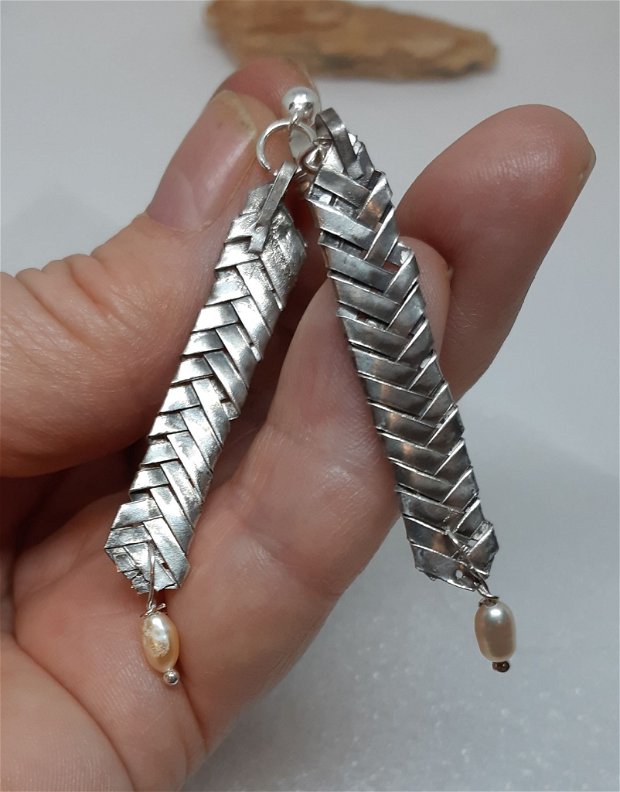 Cercei unicat, atarnatori, cu pin, din argint pur, in forma de bara impletita in 4, cu perle naturale