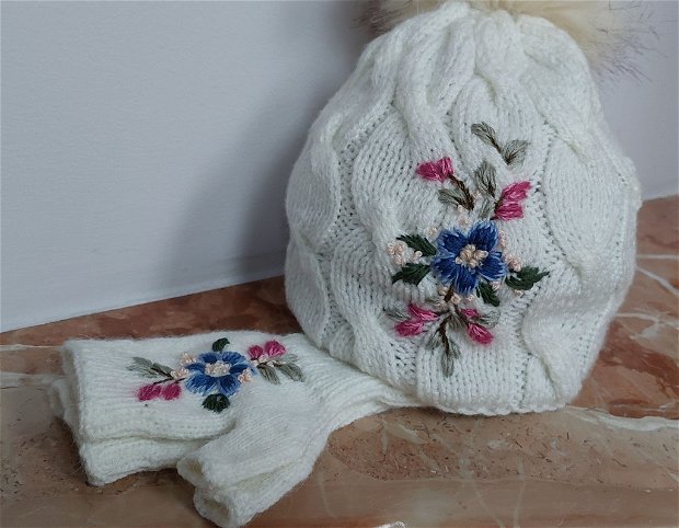 Set căciulă și mănuși tricotate și brodate manual albe