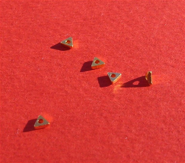 (10 bucati) Distantier triunghi din argint .925 AURIT aprox 1x2.5x2.5 mm
