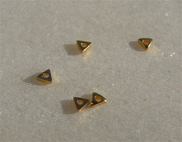 (10 bucati) Distantier triunghi din argint .925 AURIT aprox 1x2.5x2.5 mm