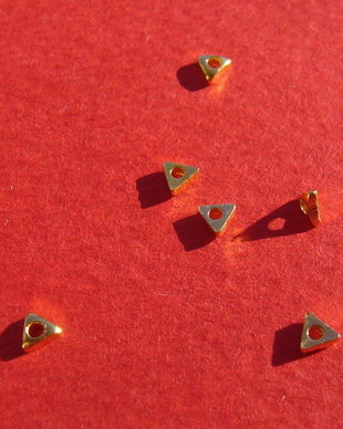 (10 bucati) Distantier triunghi din argint .925 AURIT aprox 1x2.5x2.5 mm