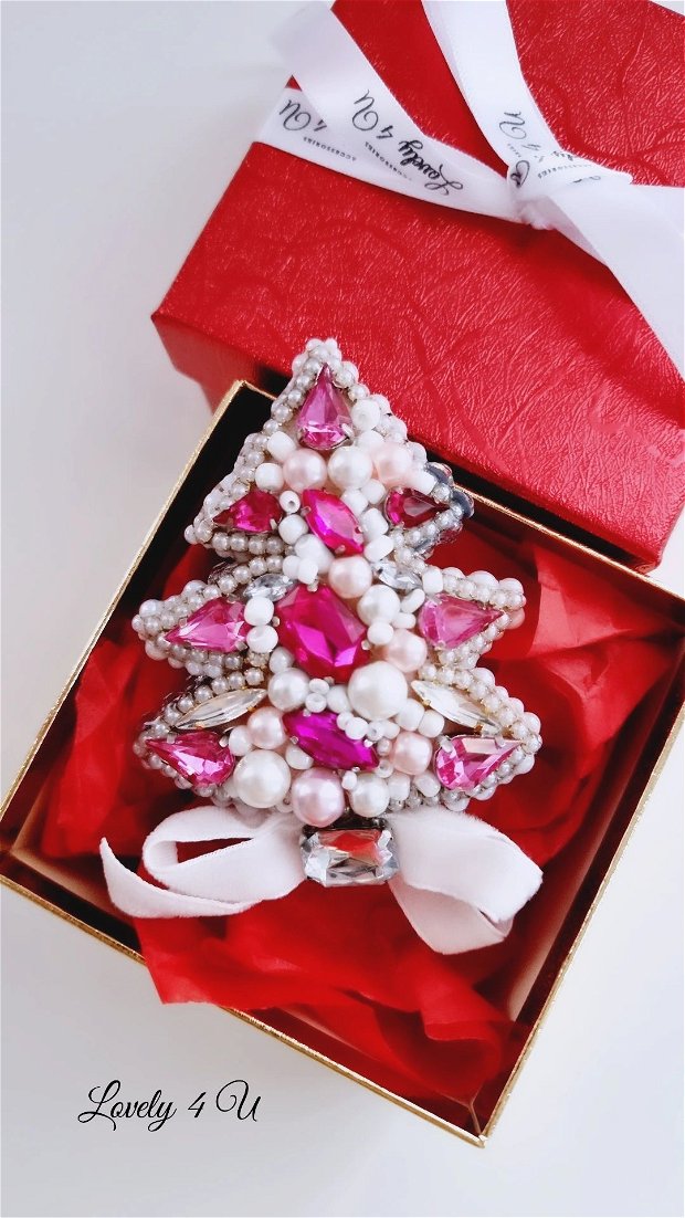 ROMELIA Broșa cadou cu insemnatate - Brăduț cu mesaj, Broșa de Crăciun handmade, Brosa in formă de brad cu perle și pietrele,