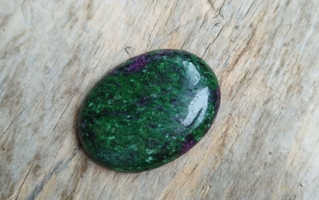 Cabochon ruby zoisite, 40x30x7.5 mm