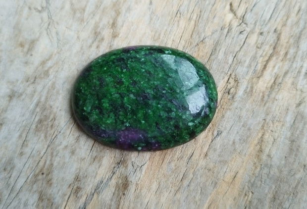 Cabochon ruby zoisite, 40x30x7.5 mm