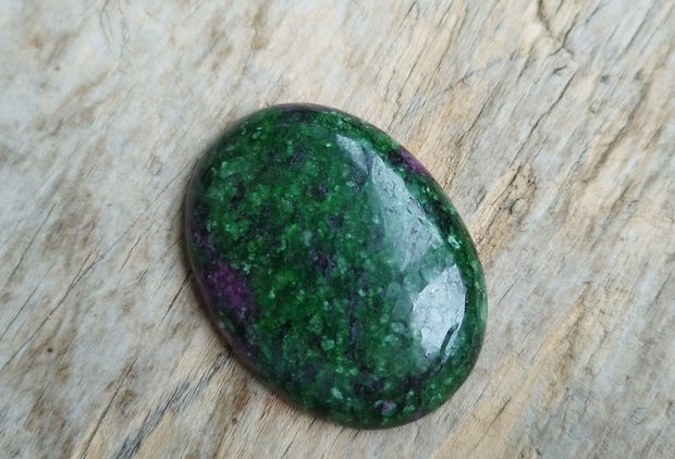 Cabochon ruby zoisite, 40x30x7.5 mm